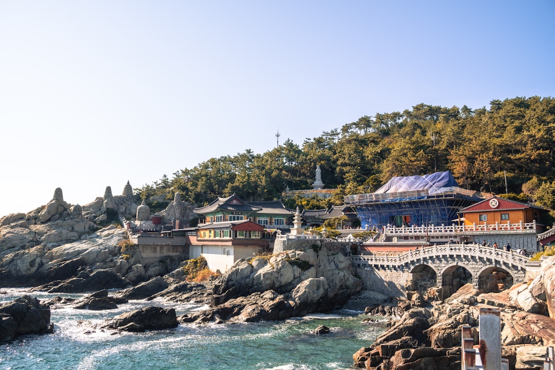 오스트로그 수도원: 절벽 위의 몬테네그로 성지 - Busan | Secret World Trip Planner