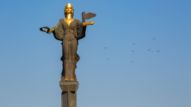 La statue de Sainte-Sophie - Sofia | Secret World Trip Planner
