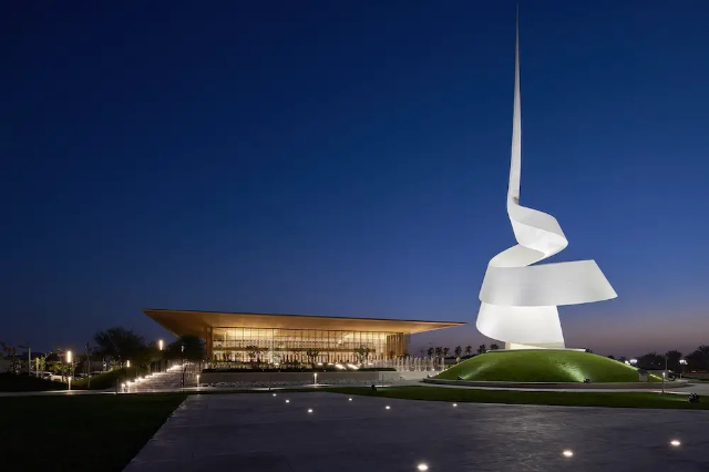 Le rouleau, une sculpture monumentale conçue par Gerry Judah - Sharjah | Secret World Trip Planner