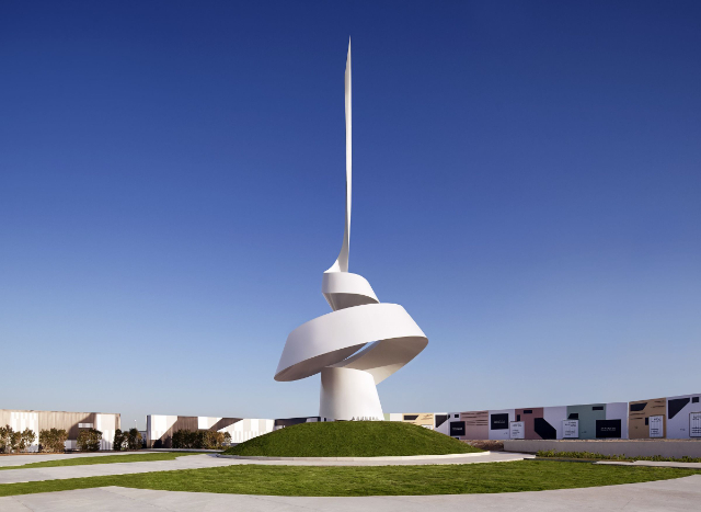 Le rouleau, une sculpture monumentale conçue par Gerry Judah - Sharjah | Secret World Trip Planner