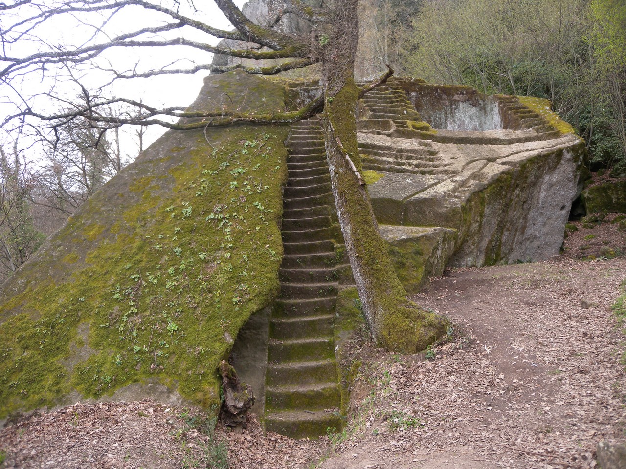 De Etruskische Piramide  - Bomarzo | Secret World Trip Planner
