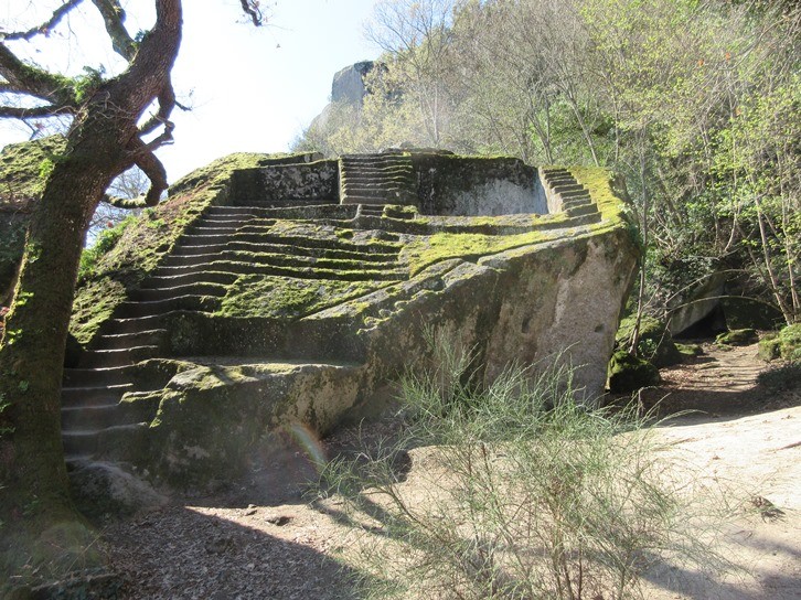 De Etruskische Piramide - Bomarzo | Secret World Trip Planner