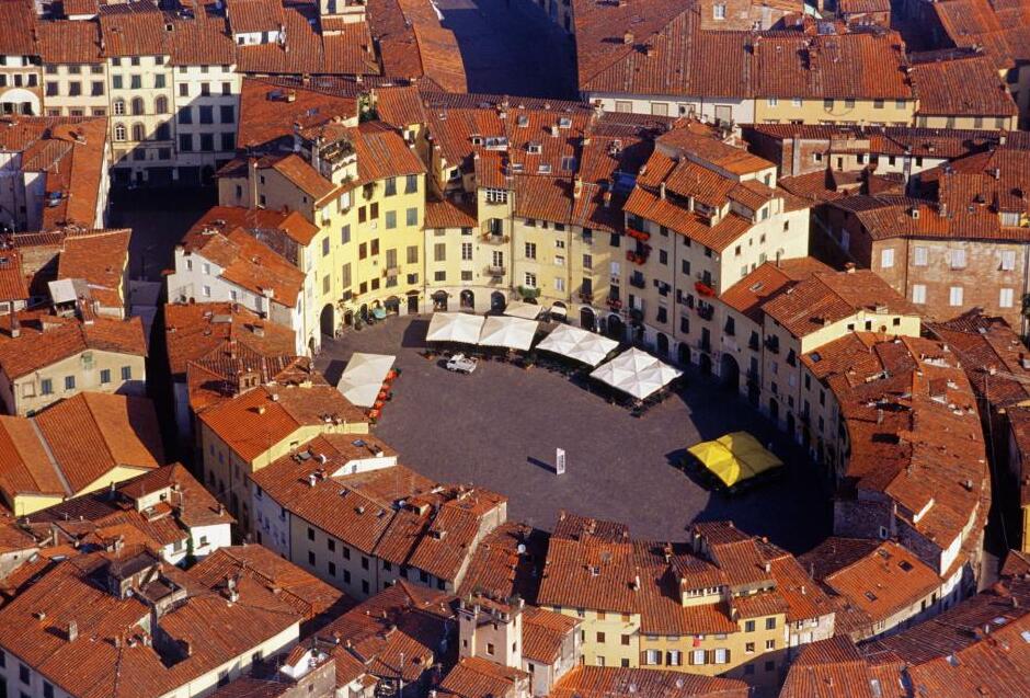 Piazza Anfiteatro, la piazza chiusa di Lucca - Lucca | Secret World Trip Planner