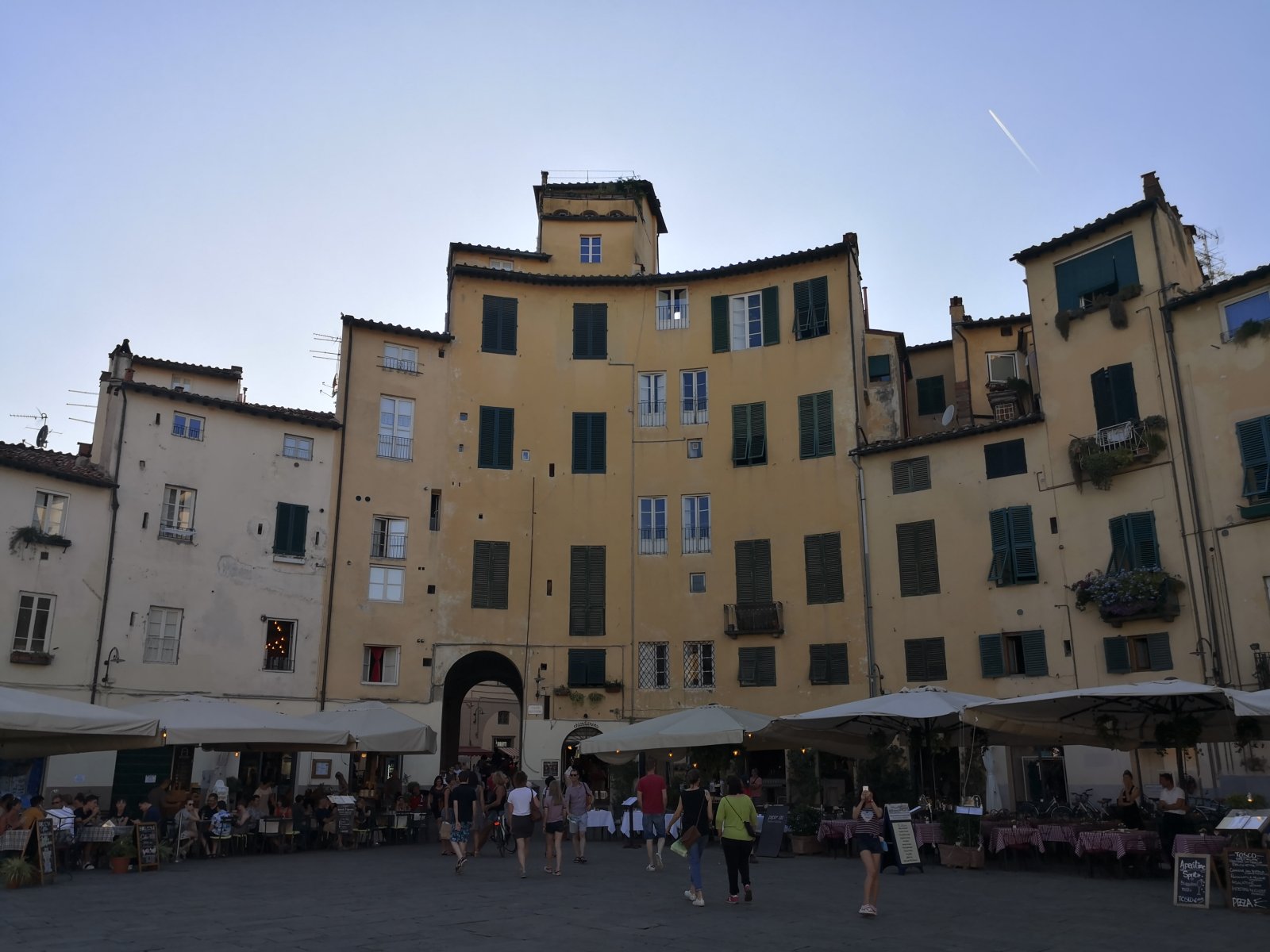 Piazza Anfiteatro, la piazza chiusa di Lucca - Lucca | Secret World Trip Planner