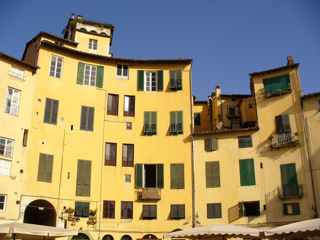 Piazza Anfiteatro, la piazza chiusa di Lucca - Lucca | Secret World Trip Planner
