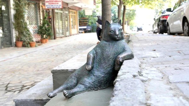 La estatua de Tombili — Zahit Bey Sk.