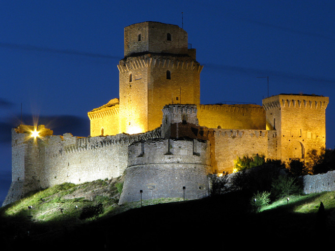 Assis e a imponente fortaleza Rocca Maggiore - Assisi | Secret World Trip Planner