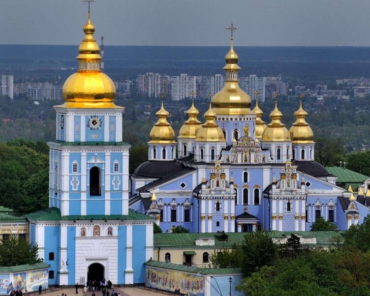 Kiev |La chiesa blu a cupola dorata di San Michele — Kyiv