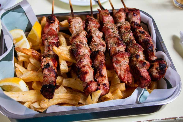 Comida callejera griega: Souvlaki - Athina | Secret World Trip Planner