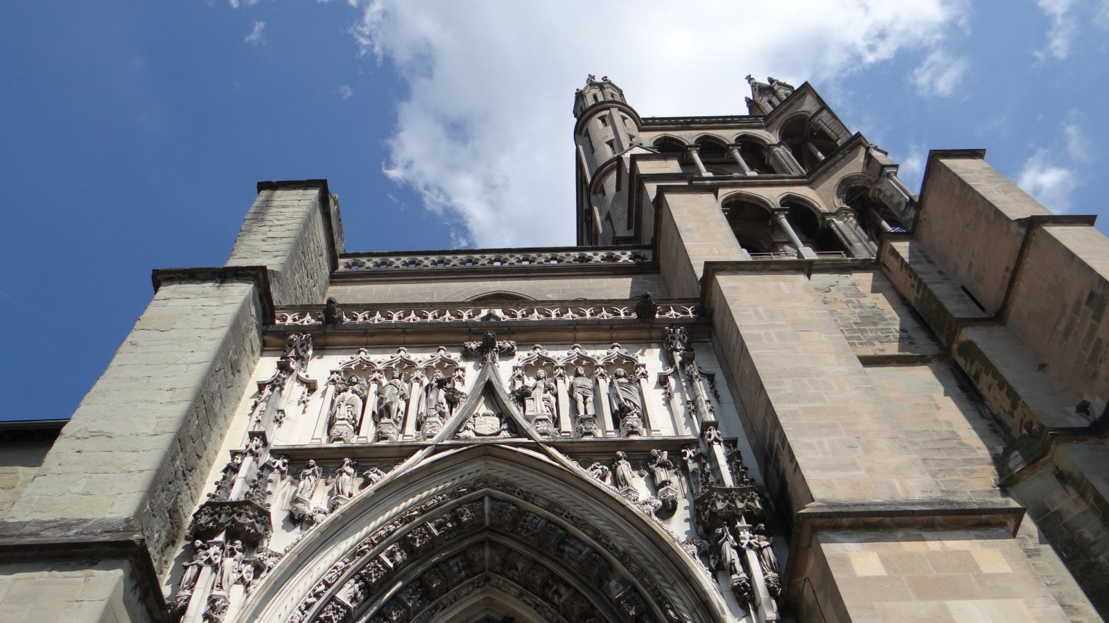 Die majestätische Kathedrale Notre-Dame in Lausanne - Lausanne | Secret World Trip Planner