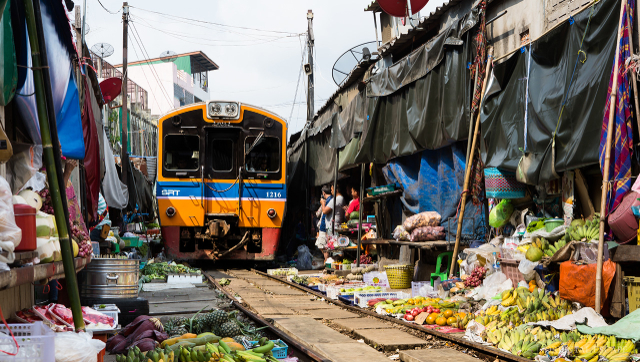 Rynek kolejowy Maeklong - แม่กลอง | Secret World Trip Planner