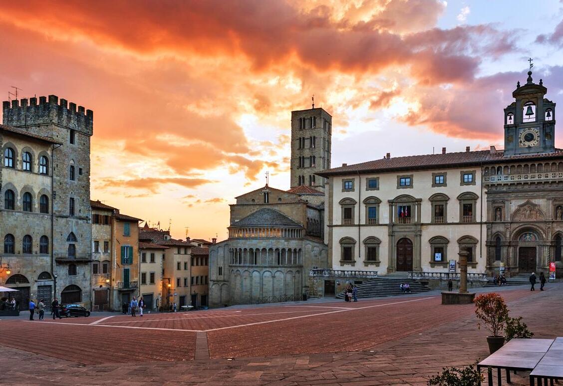 アレッツォとその美しいグランデ広場 - Arezzo | Secret World Trip Planner