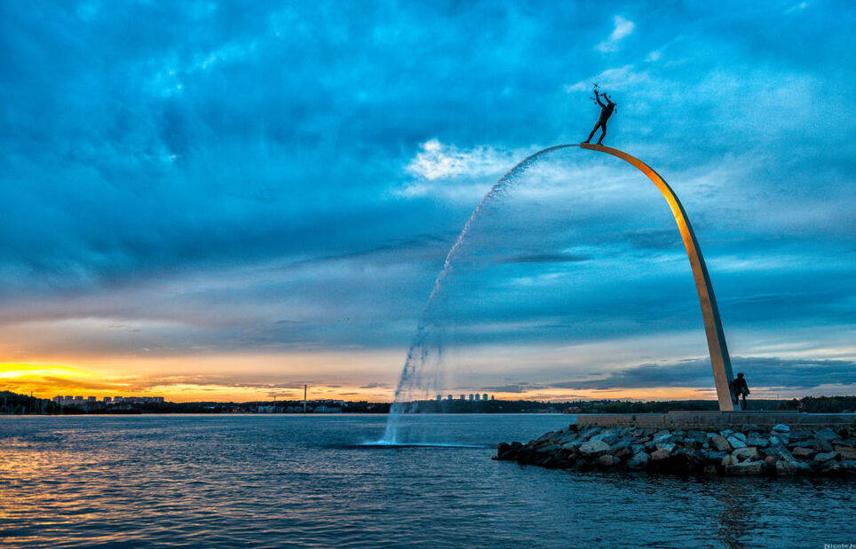 Der Gott, unser Vater, am Regenbogenbrunnen — 131 52 Nacka Strand