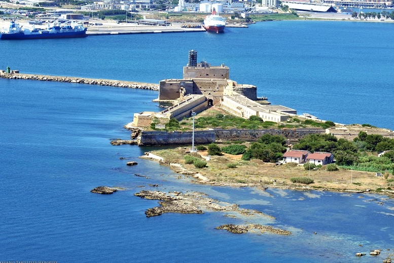 Brindisi: l'isola di Sant'Andrea e il castello di mare - Brindisi | Secret World Trip Planner
