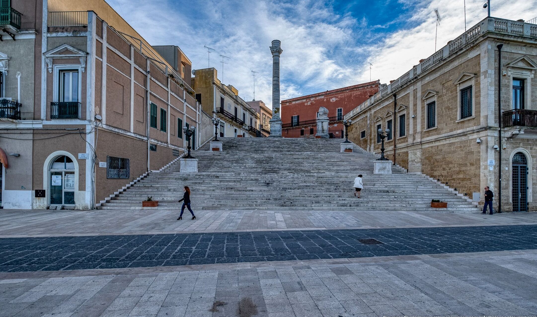 Lungo una scalinata, verso le colonne romane di Brindisi - Brindisi | Secret World Trip Planner