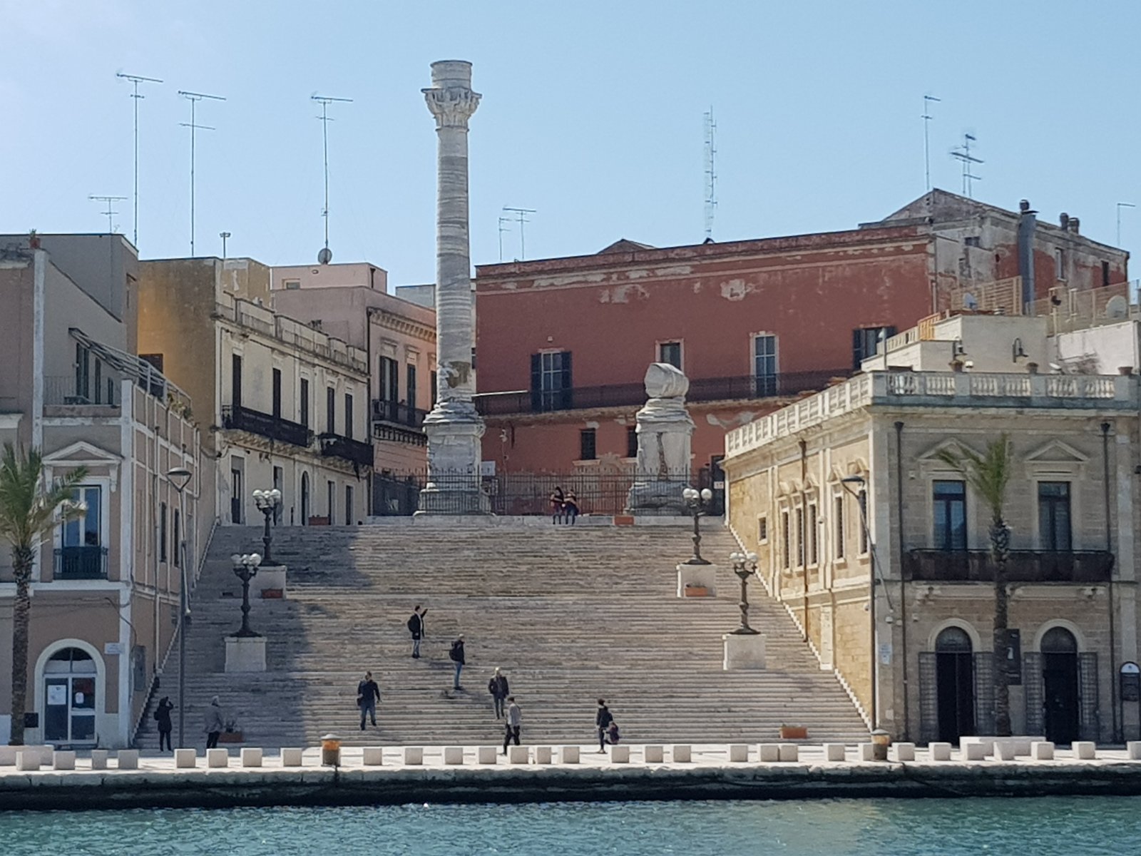 Lungo una scalinata, verso le colonne romane di Brindisi - Brindisi | Secret World Trip Planner