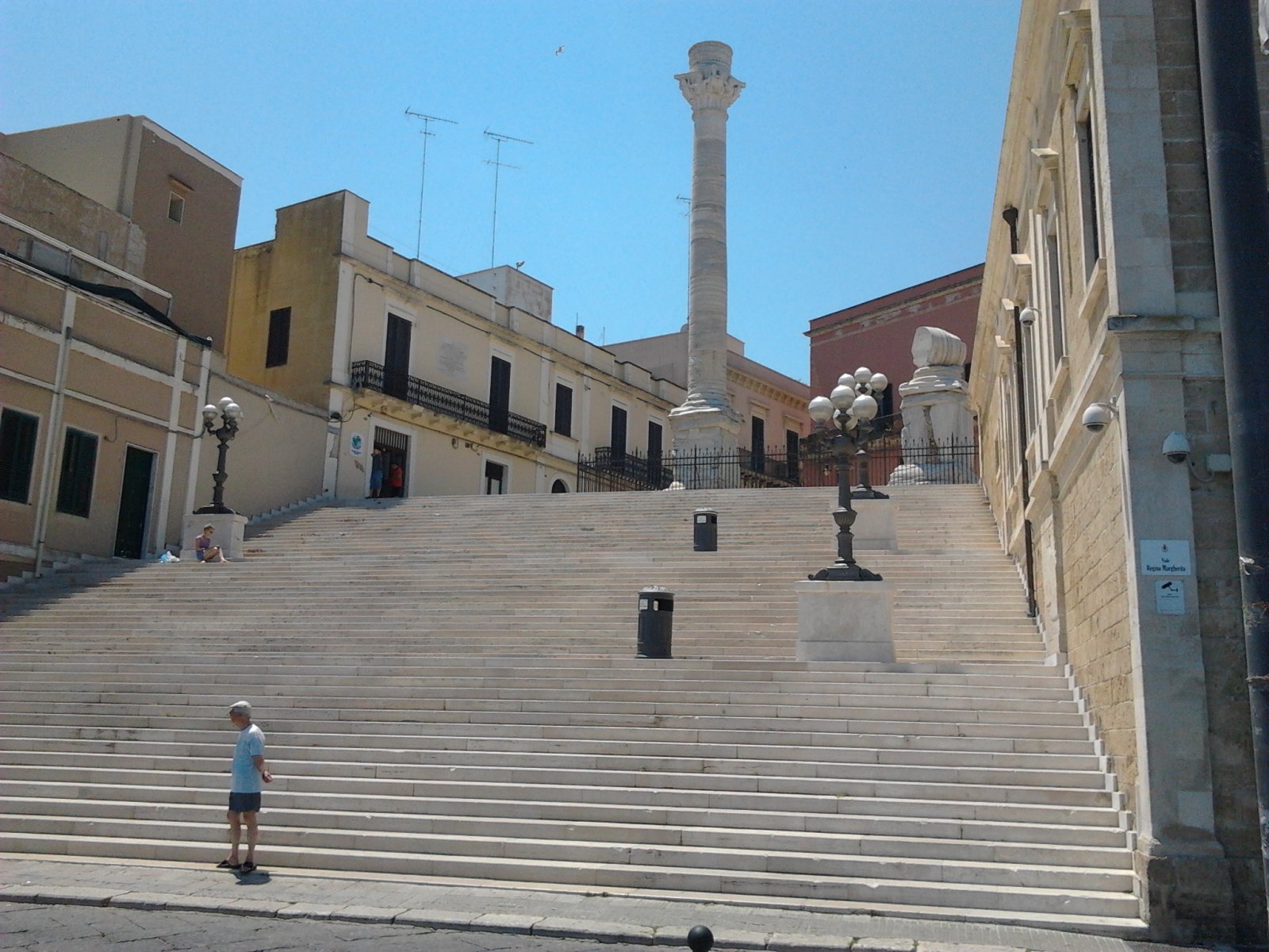 Lungo una scalinata, verso le colonne romane di Brindisi - Brindisi | Secret World Trip Planner