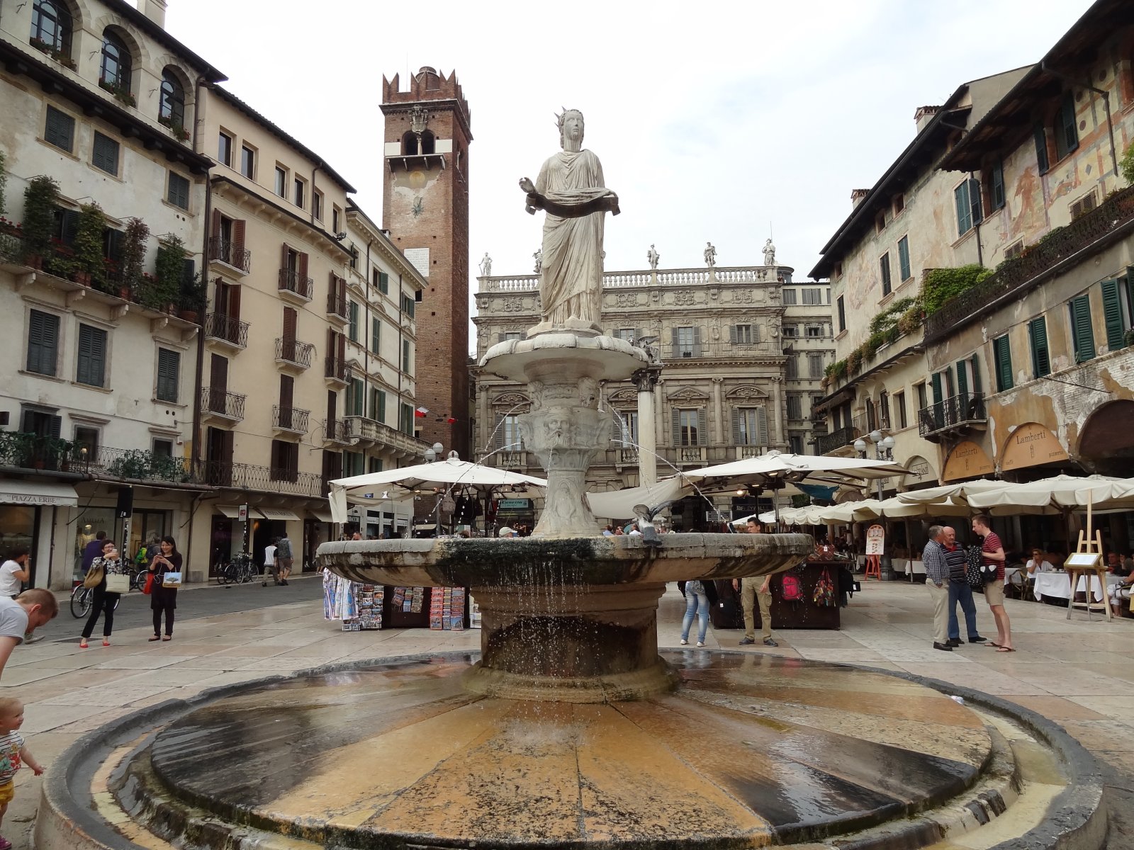 在广场阿尔厄布在维罗纳一个spritz - Verona | Secret World Trip Planner