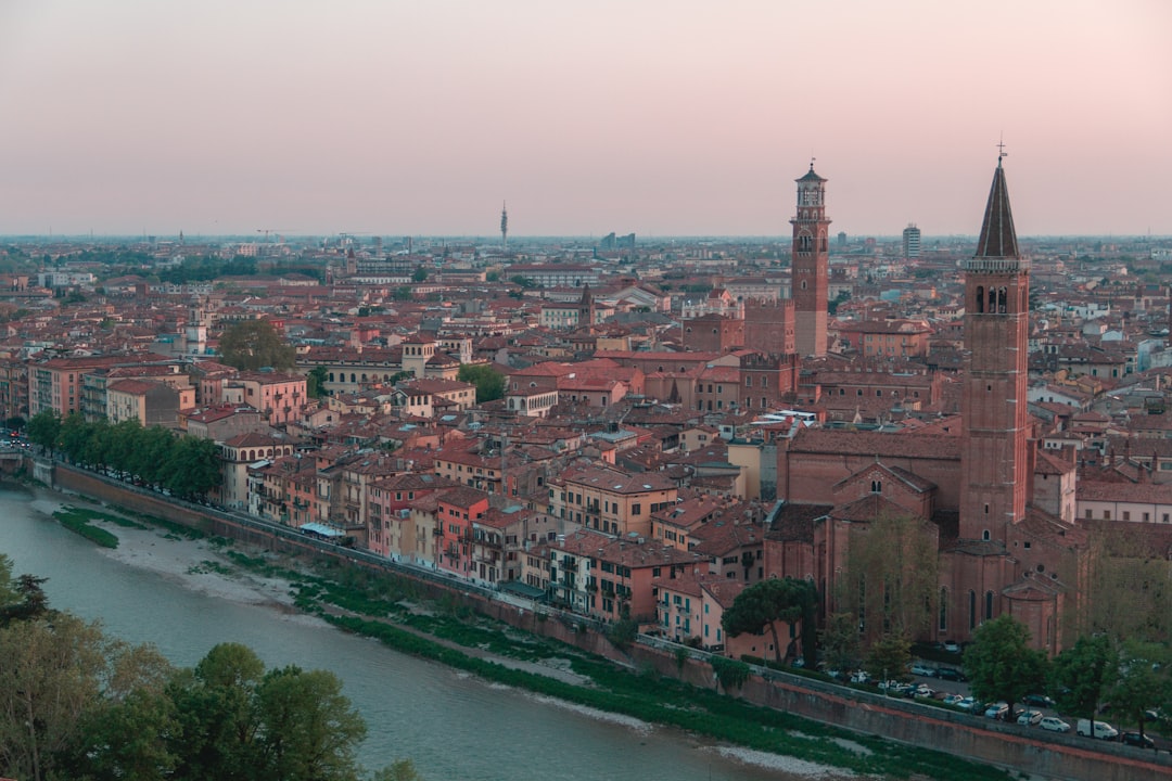 维罗纳：通过Sottoriva和Lungadige圣乔治 - Verona | Secret World Trip Planner