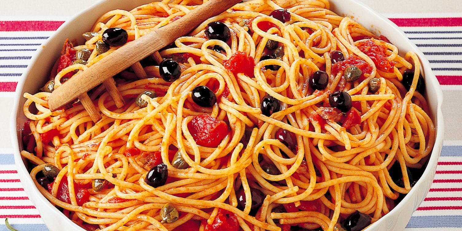 espaguetis a la puttanesca una gran tradición - Campania | Secret World Trip Planner