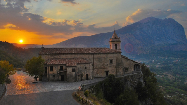 Heiligdom van Onze-Lieve-Vrouw van Pietrasanta - San Giovanni A Piro | Secret World Trip Planner