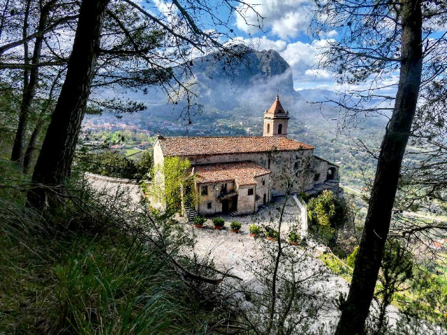 Heiligdom van Onze-Lieve-Vrouw van Pietrasanta - San Giovanni A Piro | Secret World Trip Planner