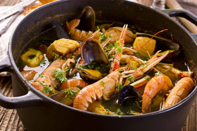 La célèbre bouillabaisse - Saint-Tropez | Secret World Trip Planner