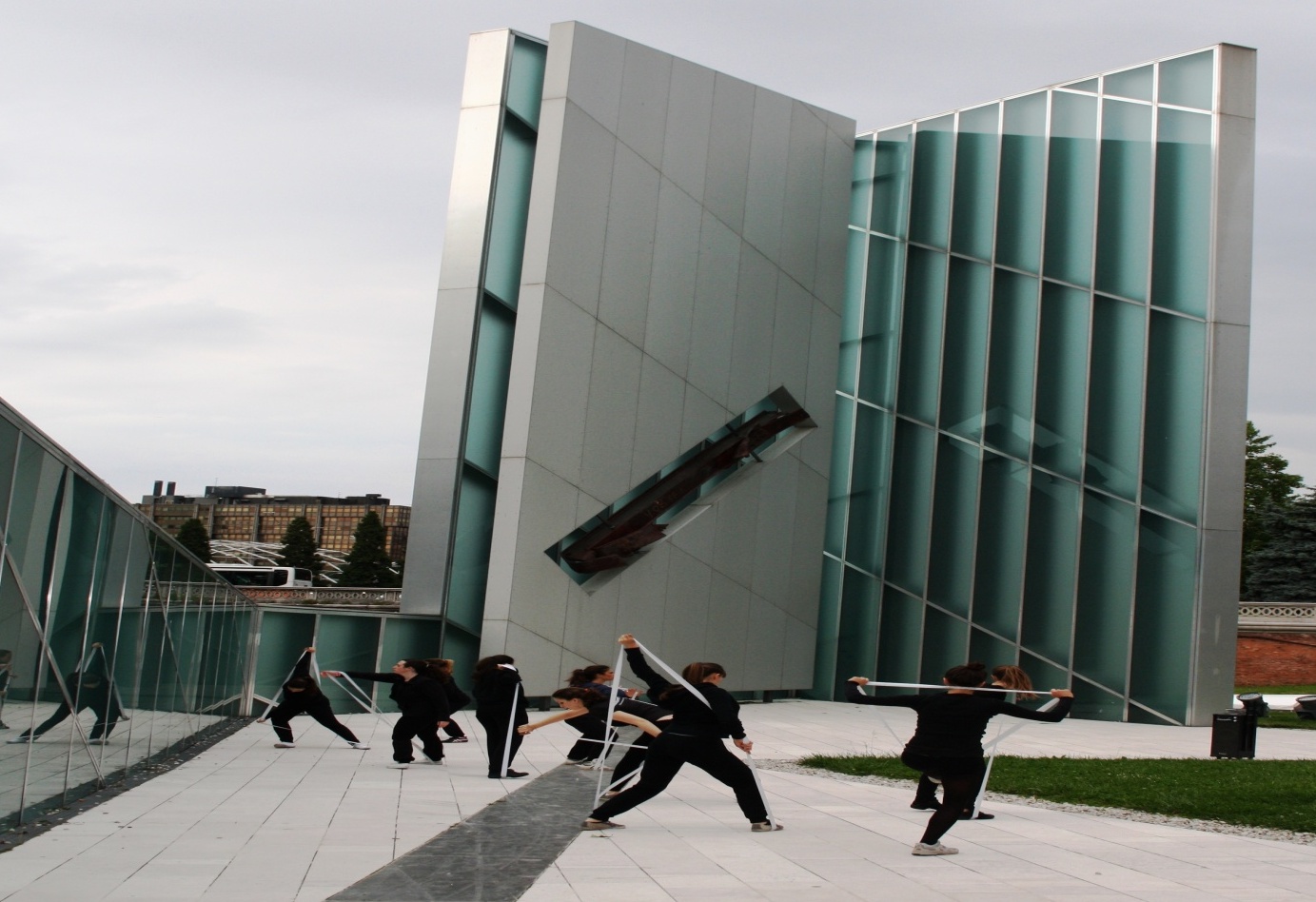 O memorial e a luz criados pelo arquiteto Daniel Libeskind para honrar  - Padova | Secret World Trip Planner