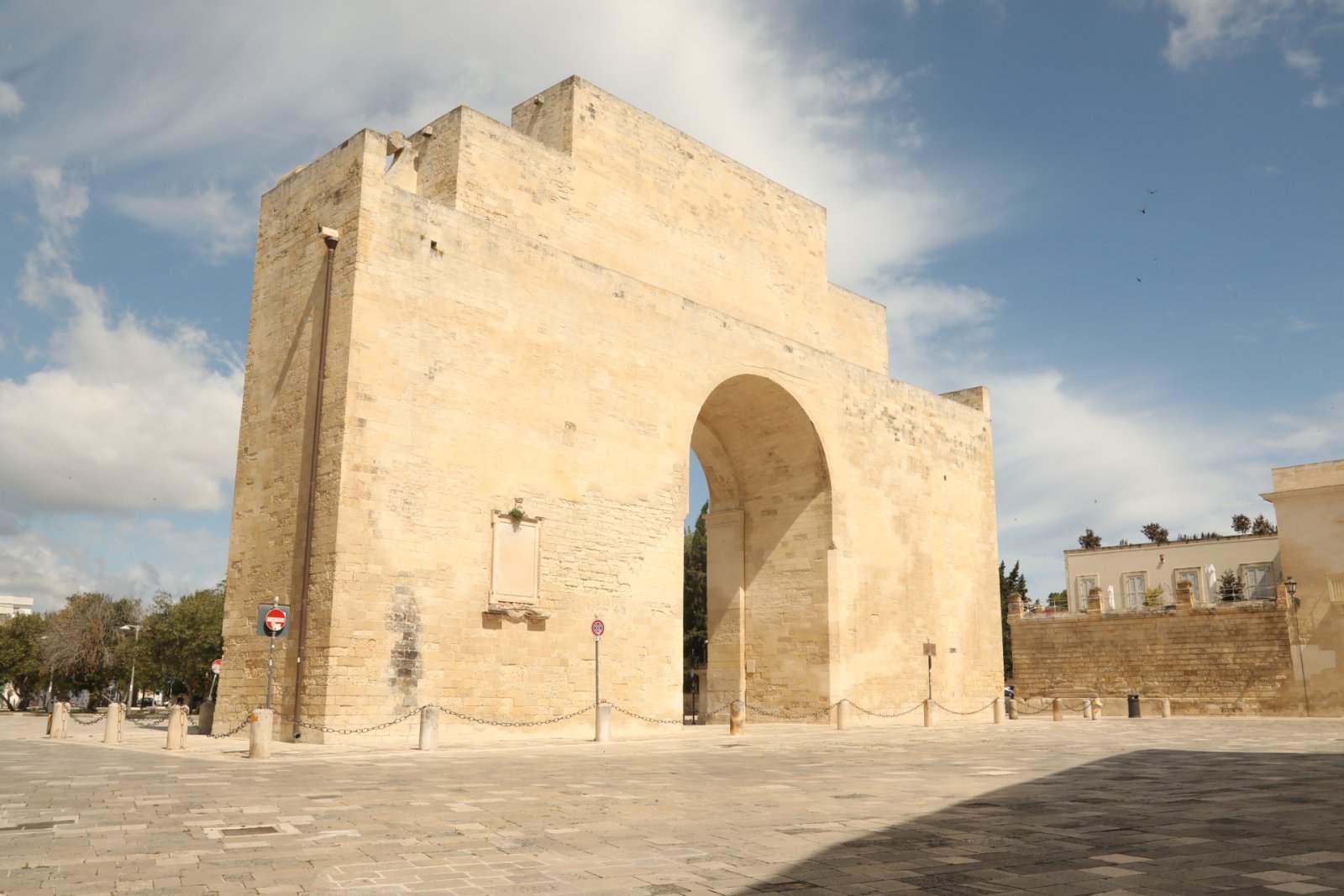 Lecce: Porta Napoli - Lecce | Secret World Trip Planner