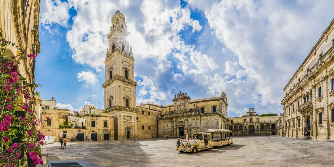 Lecce e la straordinaria Piazza Duomo, gioiello barocco — Lecce