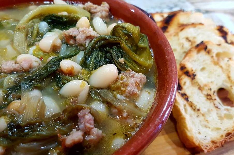 Неаполь: блюдо Скароле и фасоль - Trattoria da Nennella | Secret World Trip Planner