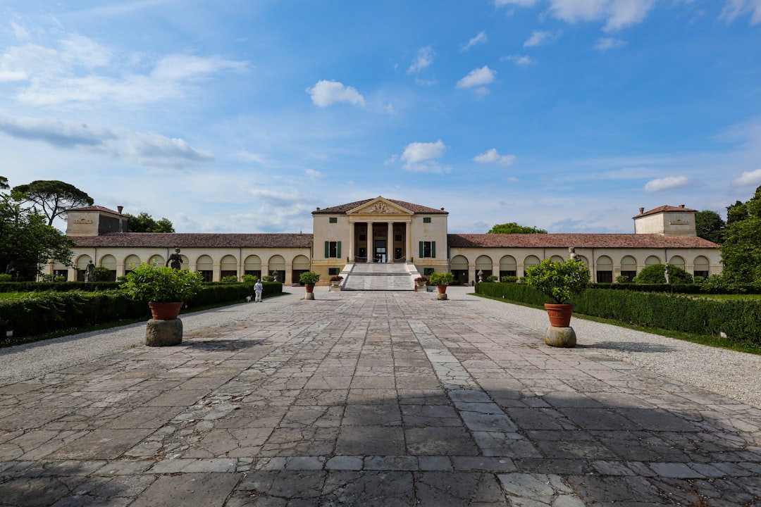 Villa Emo Capodilista因其独特的建筑而在威尼斯别墅中脱颖而出。 - Selvazzano Dentro | Secret World Trip Planner