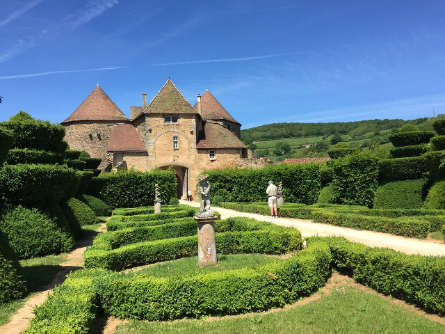 布雷泽堡垒 - Berzé-le-Châtel | Secret World Trip Planner