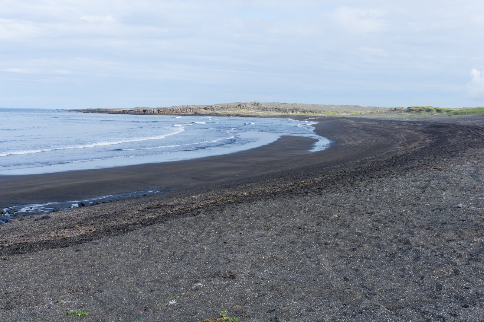 Na Península de Reykjanes encontra-se a areia negra Sandvik - Sandvík | Secret World Trip Planner