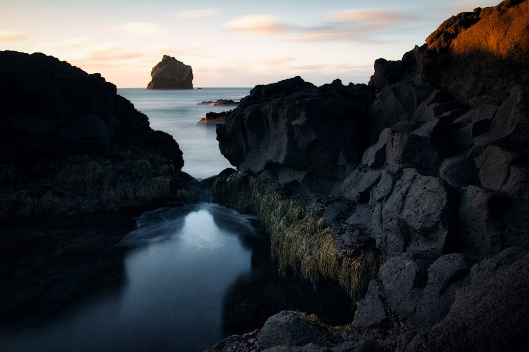Na Península de Reykjanes encontra-se a areia negra Sandvik - Sandvík | Secret World Trip Planner