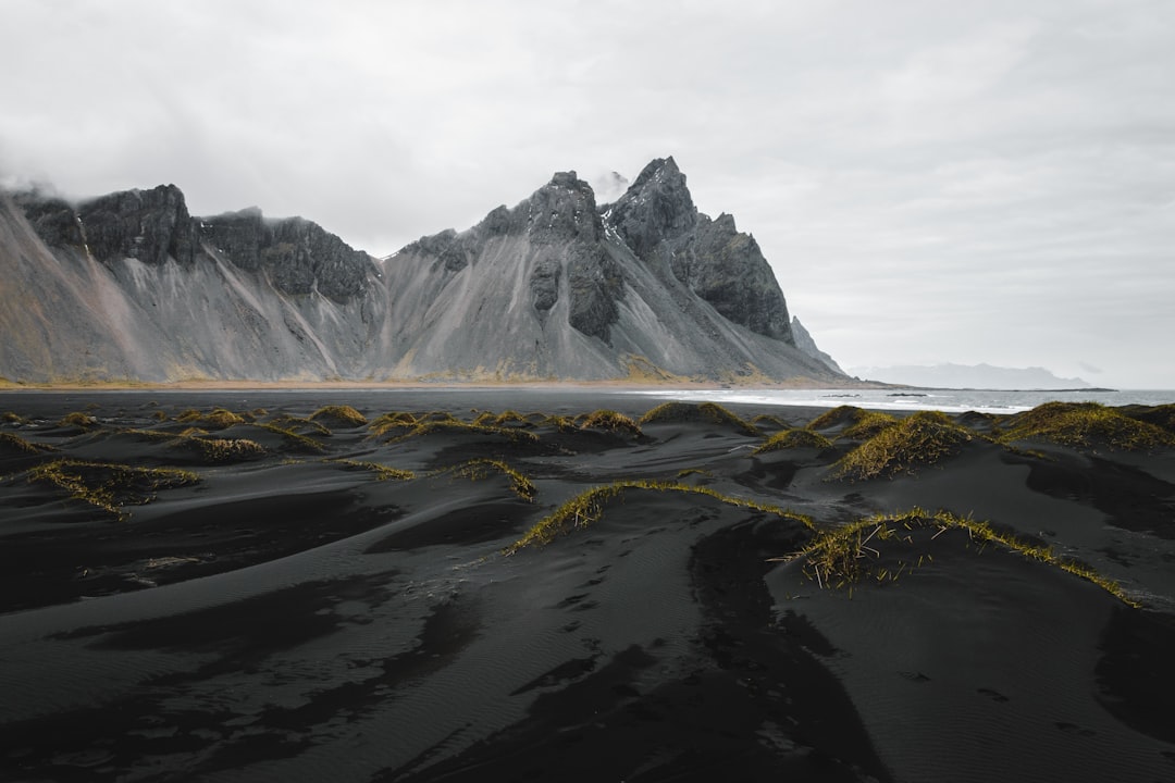 ヴェストラホルン—アイスランドの珍しいギャブロロック山脈の一つ - Vestrahorn | Secret World Trip Planner