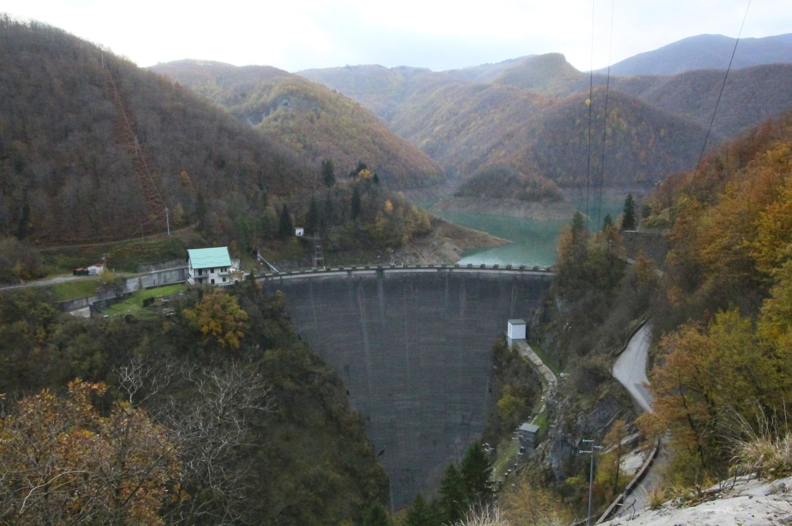 Jezioro Valli i Wioska duchów Fabbri ferrai - Lago di Vagli | Secret World Trip Planner
