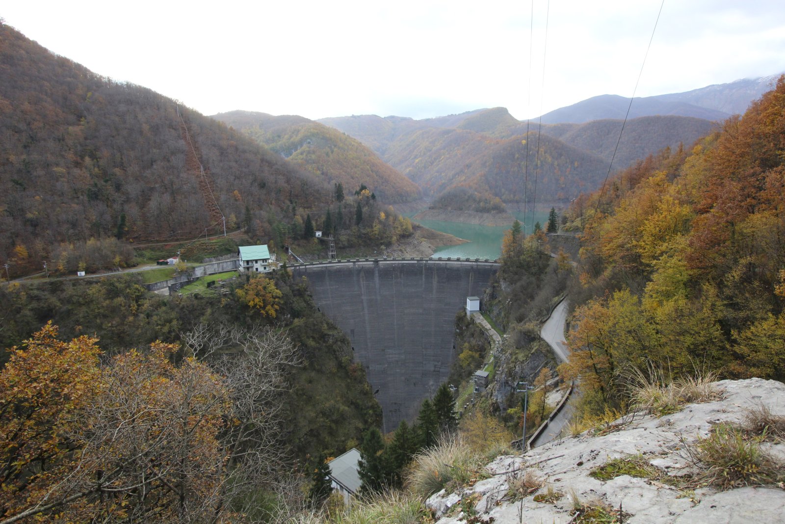 Jezioro Valli i Wioska duchów Fabbri ferrai - Lago di Vagli | Secret World Trip Planner