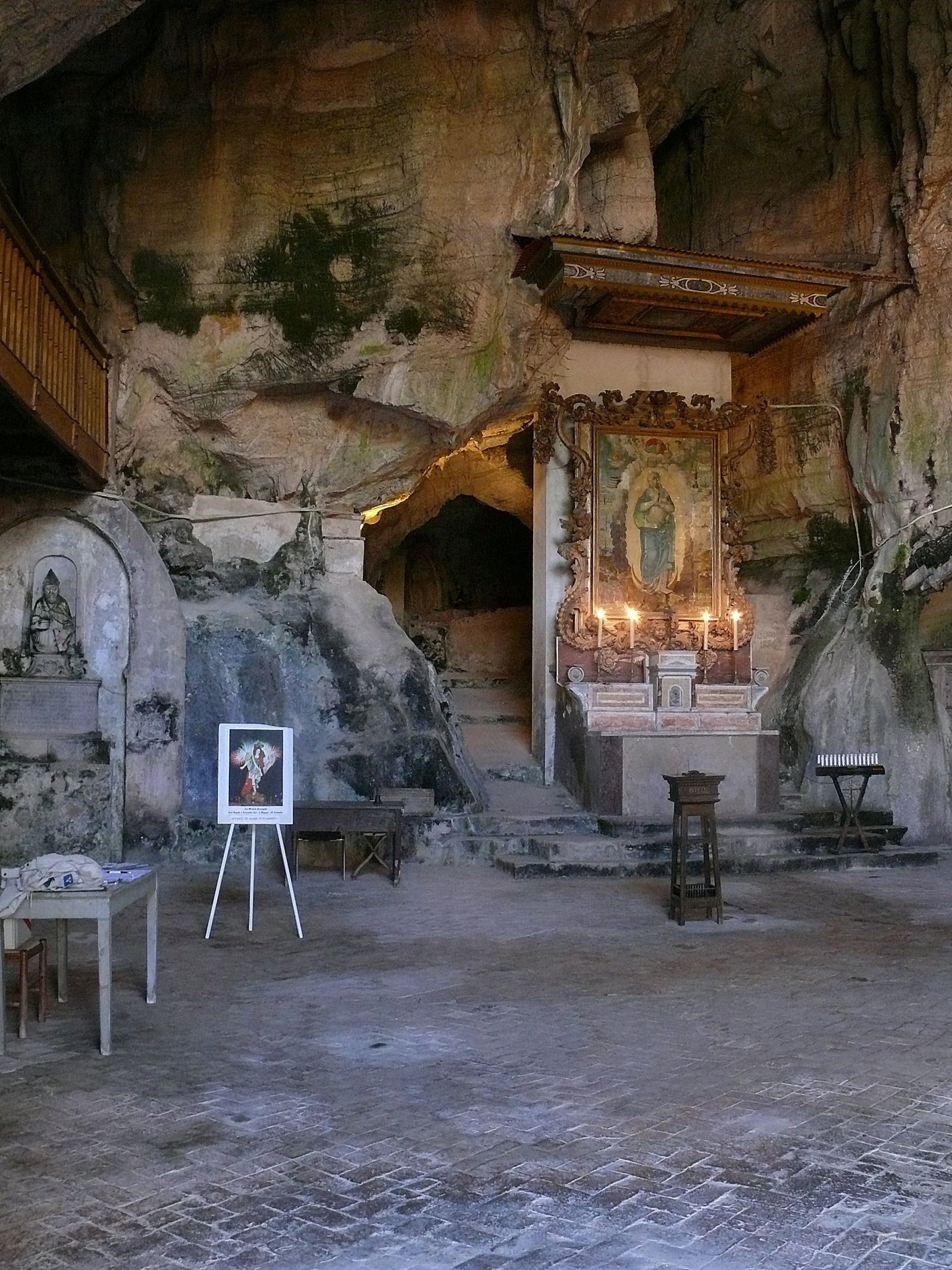 Unesco: La Grotta di San Michele Arcangelo - Sant'Angelo A Fasanella | Secret World Trip Planner