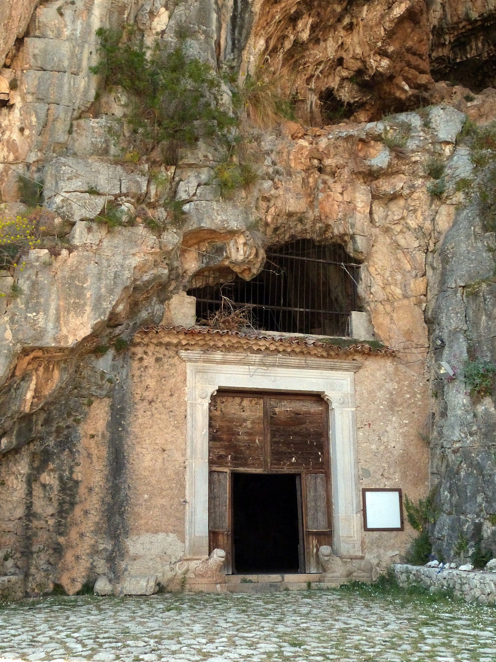 Unesco: La Grotta di San Michele Arcangelo - Sant'Angelo A Fasanella | Secret World Trip Planner