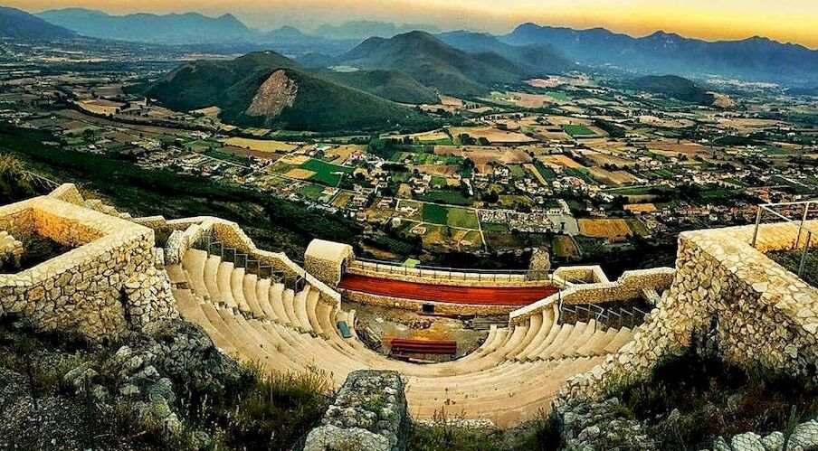El increíble Teatro del Templo Romano de Pietravairano - 81040 Pietravairano CE | Secret World Trip Planner