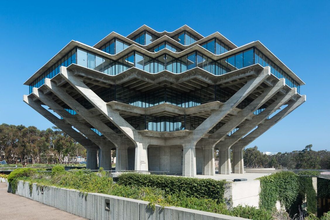 La Biblioteca Geisel es el principal edificio de la biblioteca de la Universidad de California — San Diego
