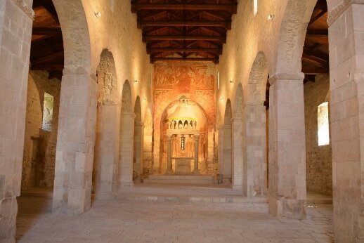 Capestrano | Kirche San Pietro ad Oratorium - Capestrano | Secret World Trip Planner