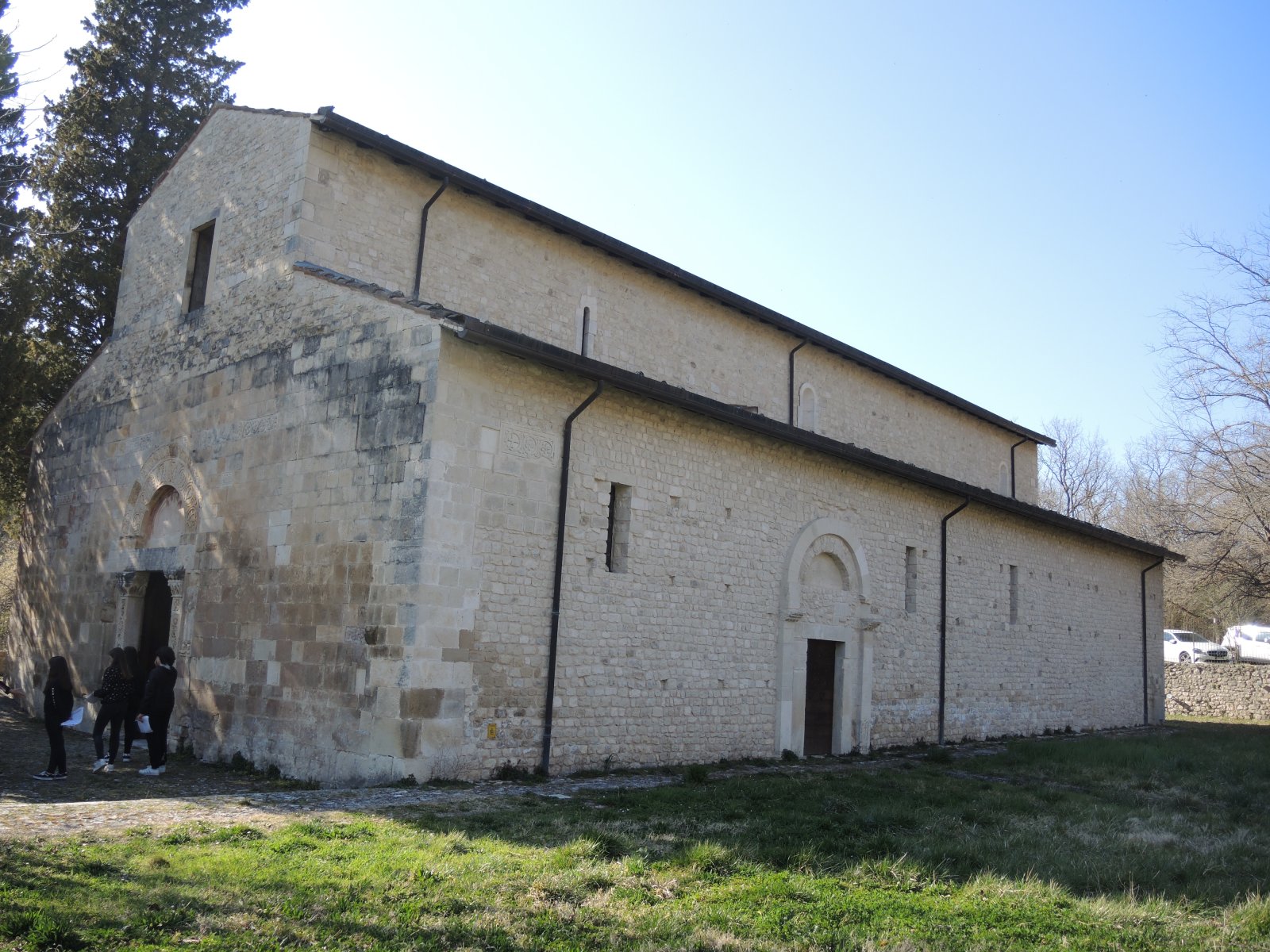 Capestrano | Kirche San Pietro ad Oratorium - Capestrano | Secret World Trip Planner