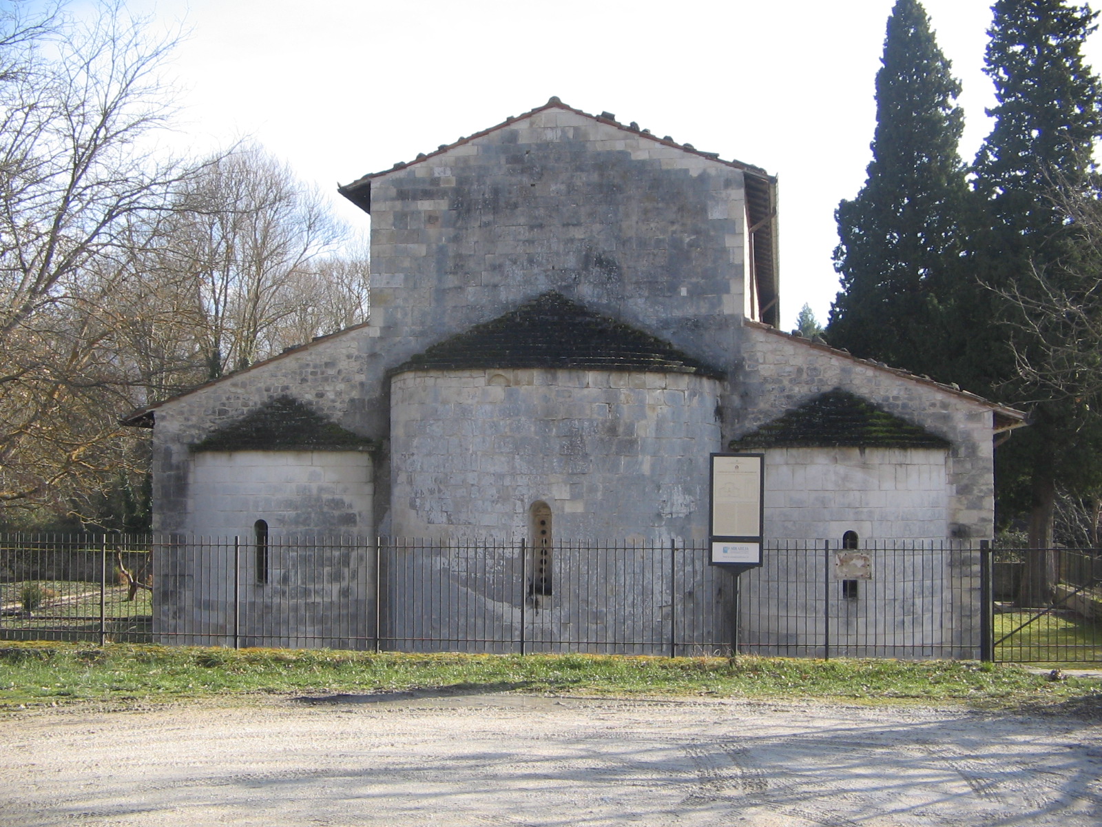 Capestrano | Kirche San Pietro ad Oratorium - Capestrano | Secret World Trip Planner