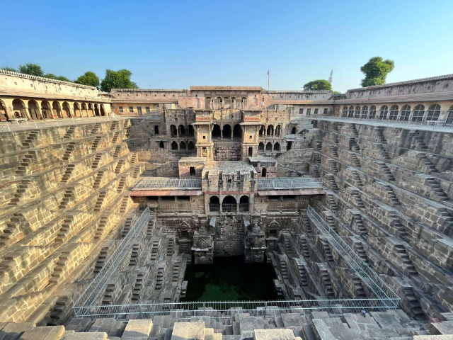 Descendo ao mistério: O enigmático Chand Baori - Bandikui | Secret World Trip Planner