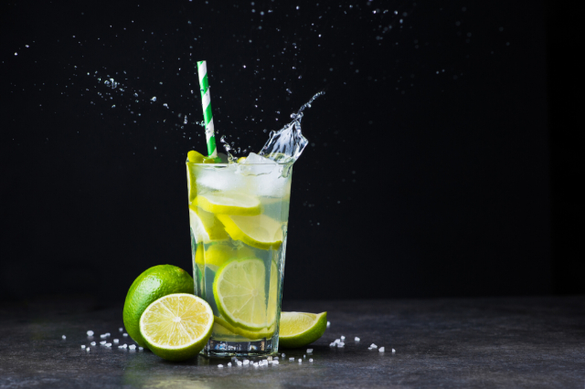 凯皮里尼亚鸡尾酒(cocktail la Caipirinha - Recife | Secret World Trip Planner