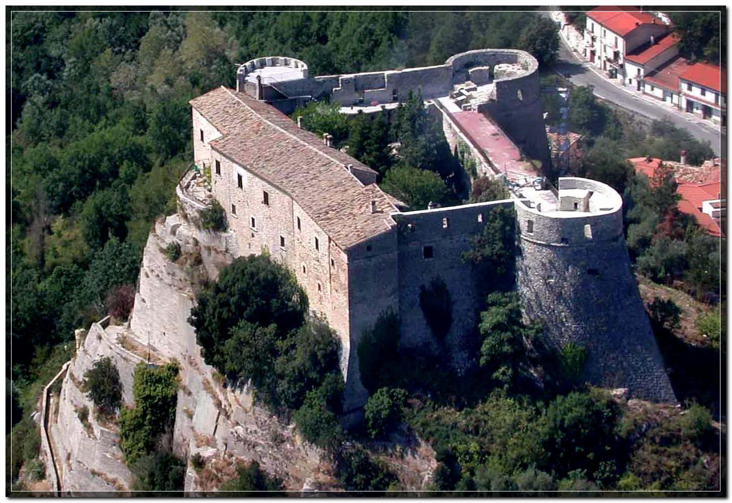 Castelo de Pandone - Cerro al Volturno IS | Secret World Trip Planner