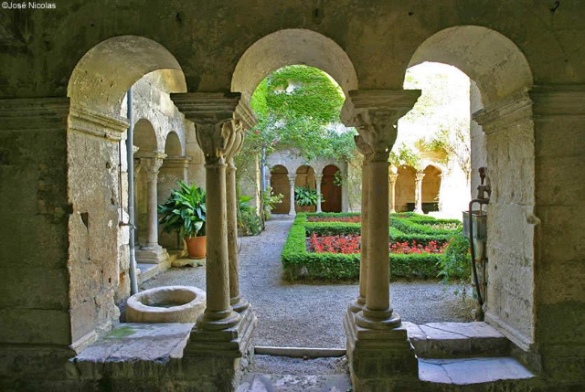 ゴッホとサン・ポール・ド・モーゾル修道院 - Saint-Rémy-de-Provence | Secret World Trip Planner