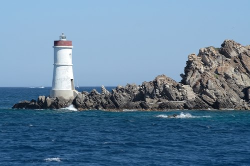 Latarnia morska na Przylądku Żelaznym - Capo Ferro | Secret World Trip Planner